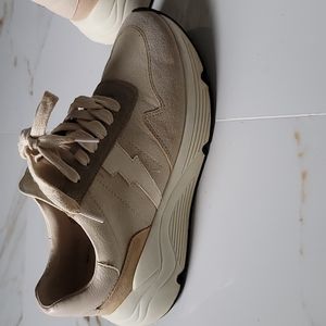White Raven tan tennis Shoes size 6